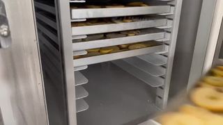 Industrieller Schockfroster für die schnelle Kühlung von Fleisch und Huhn